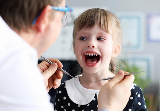 Bambina in visita dal dentista