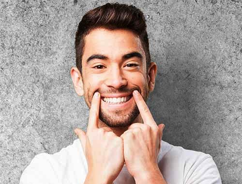 ragazzo mostra i denti