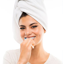 donna pulisce denti