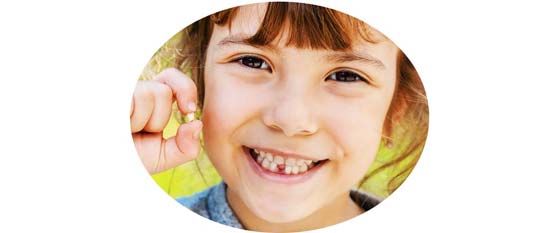 Bambina mostra dentino