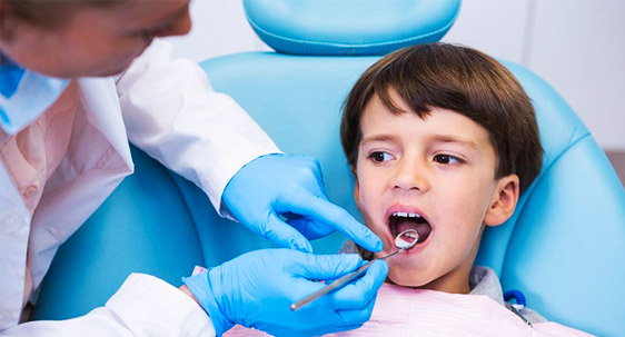 Dentista visita bambino